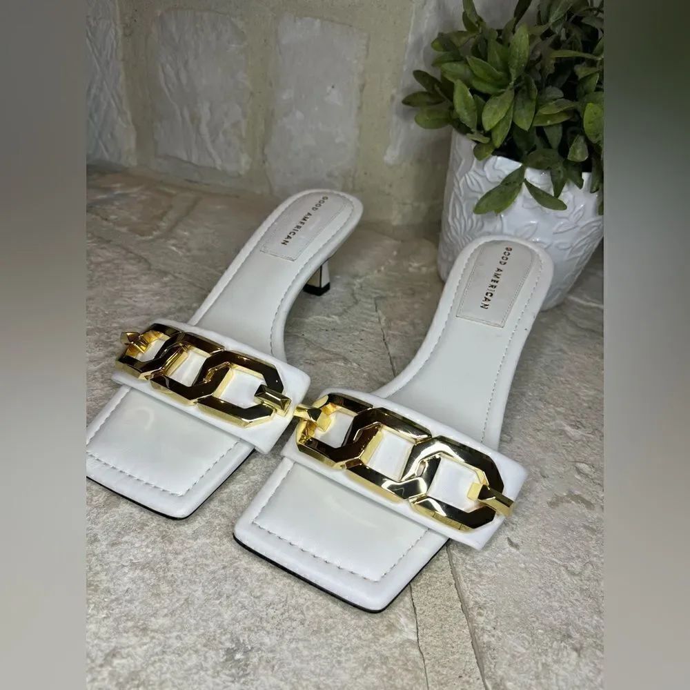 Good American white kitten heels w/ gold chain sz 9
